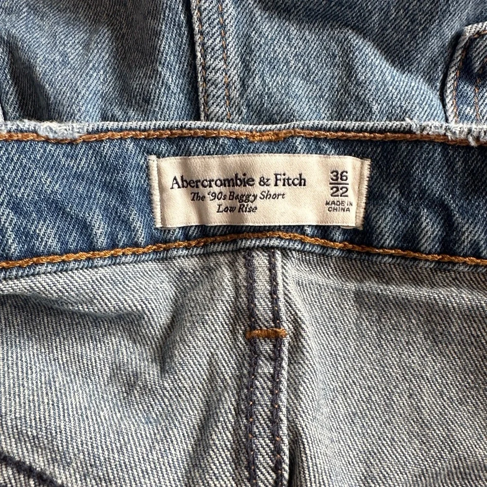 Abercrombie and Fitch the 90s Baggy Shorts Low Rise Medium Wash Denim 22